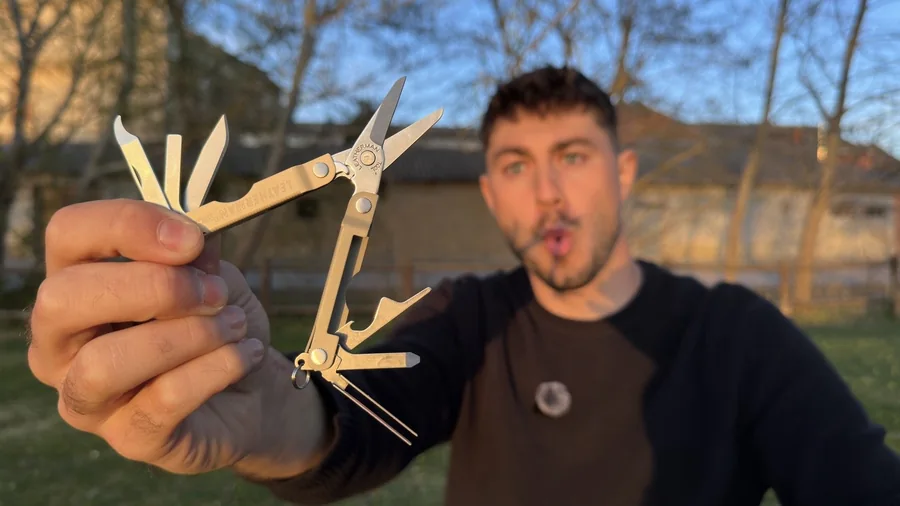 Javi mostrando una multiherramienta en primer plano