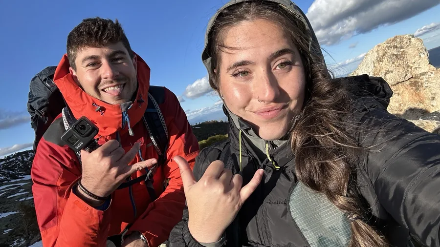 Javi y Lara en la montaña con su GoPro